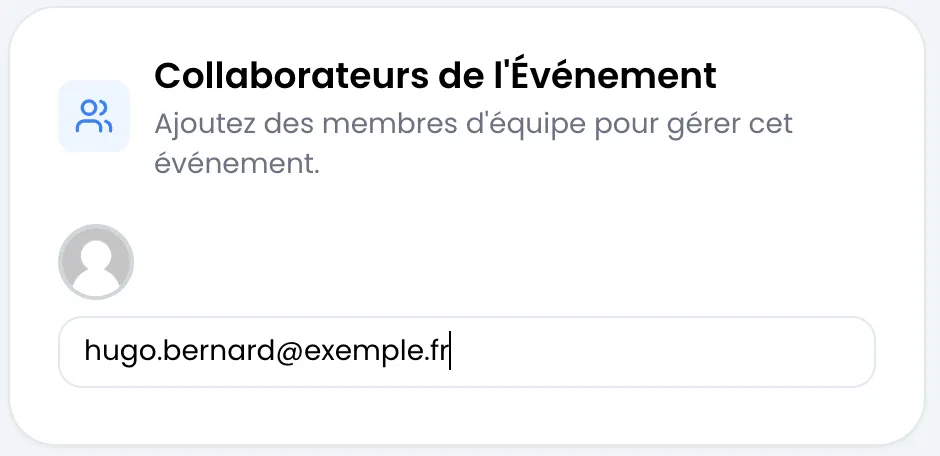 Carte « Collaborateurs de l'Événement » avec un avatar gris par défaut au-dessus du champ, dans lequel l'adresse hugo.bernard@exemple.fr est en cours de saisie