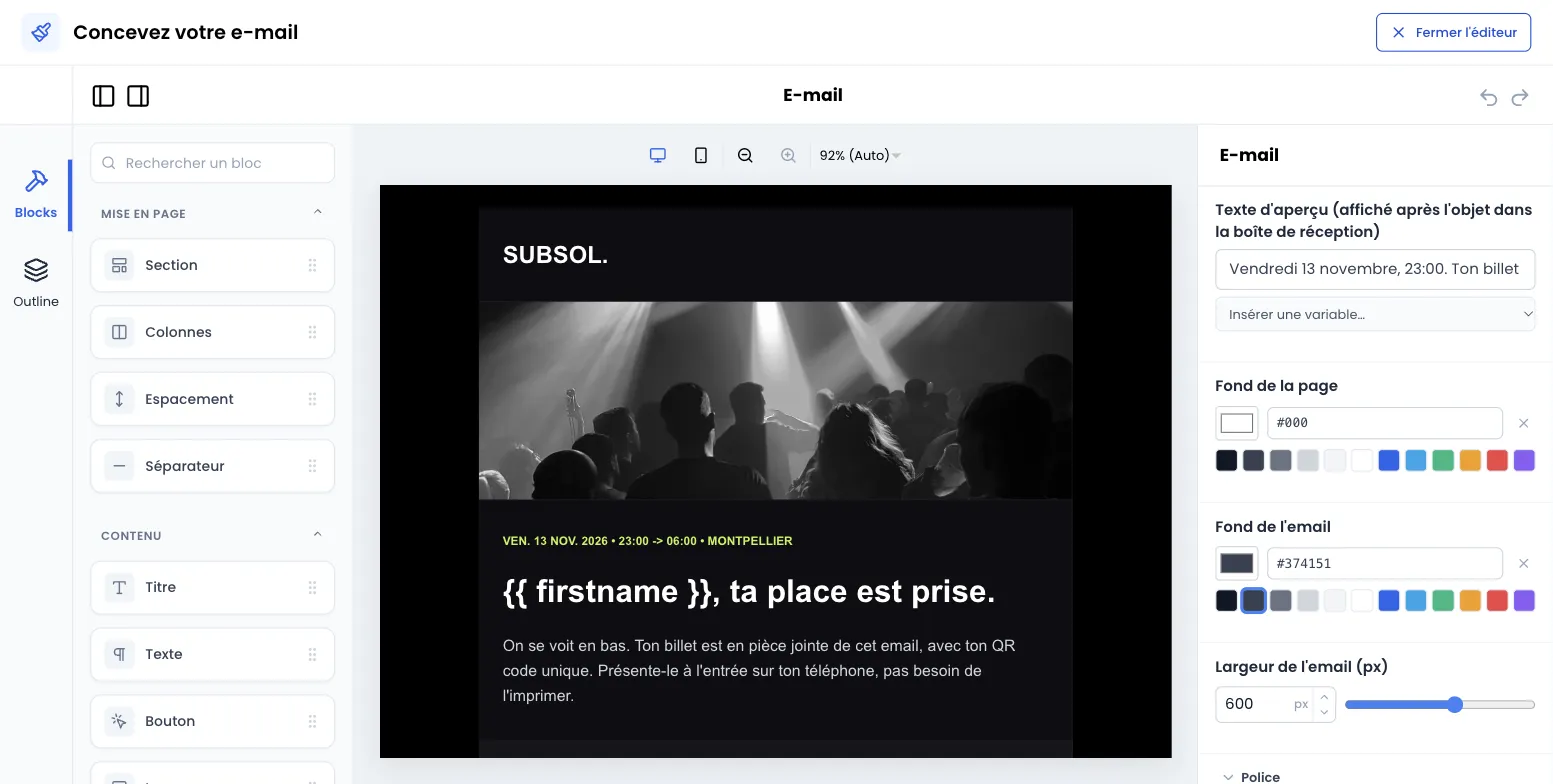 Éditeur plein écran « Concevez votre e-mail » : à gauche la liste des blocs rangés en Mise en page et Contenu avec le champ Rechercher un bloc ; au centre l'email d'invitation SUBSOL (logo, photo, titre « {{ firstname }}, ta place est prise. ») ; à droite les réglages de l'e-mail (Texte d'aperçu, Fond de la page, Fond de l'email, Largeur de l'email 600 px) ; en haut à droite le bouton Fermer l'éditeur