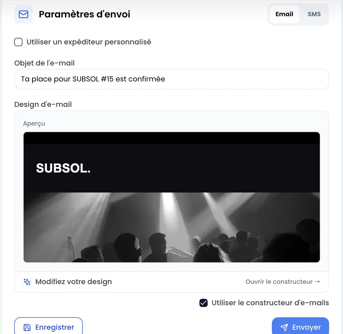 Carte Paramètres d'envoi sur Email : case « Utiliser un expéditeur personnalisé » décochée, objet « Ta place pour SUBSOL #15 est confirmée », bloc Design d'e-mail avec l'aperçu de l'email (logo SUBSOL. et photo de foule) et le lien Ouvrir le constructeur, case Utiliser le constructeur d'e-mails cochée, boutons Enregistrer et Envoyer
