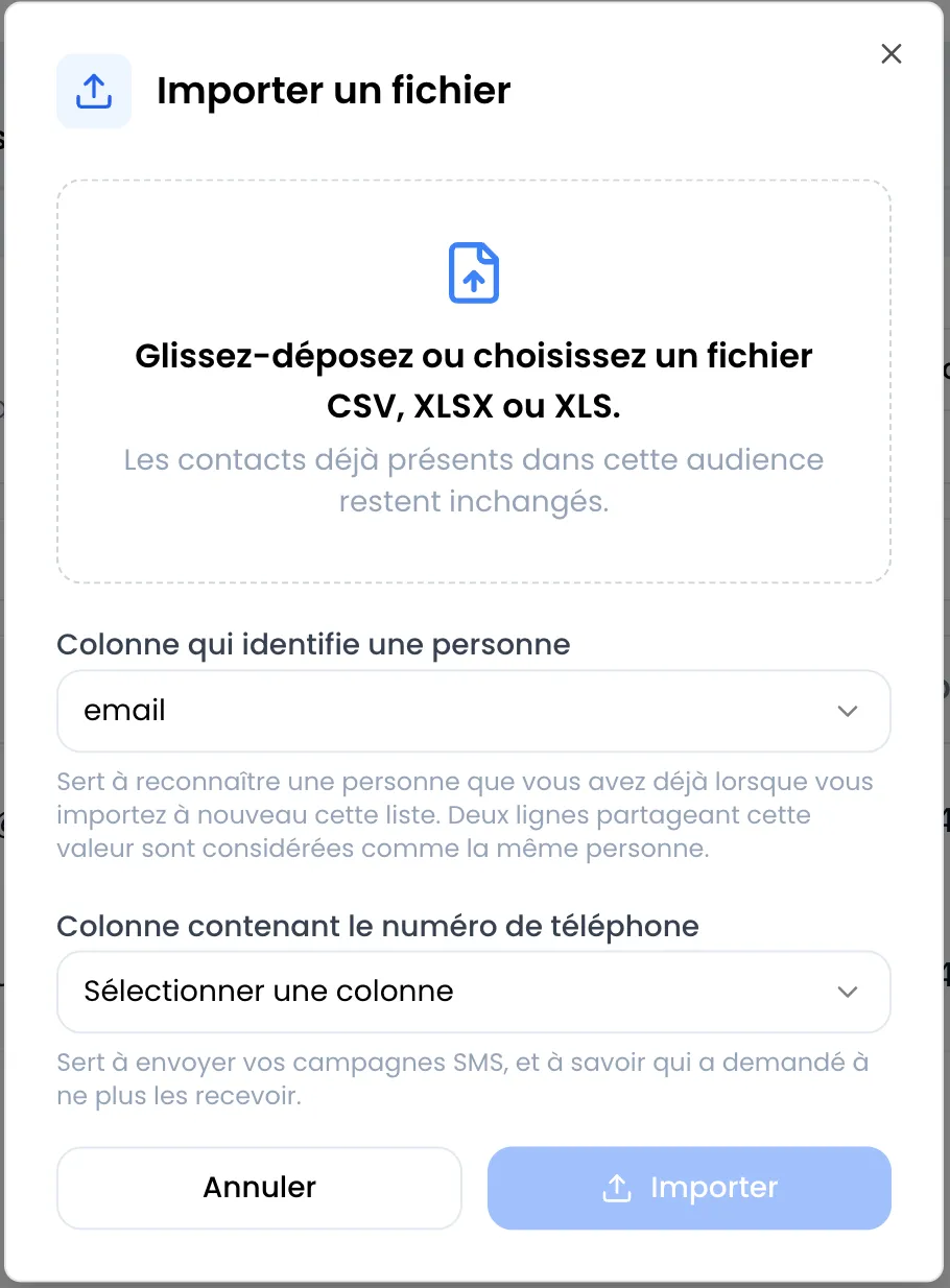 Fenêtre Importer un fichier sans fichier déposé : zone de dépôt CSV, XLSX ou XLS, Colonne qui identifie une personne réglée sur « email », Colonne contenant le numéro de téléphone sur Sélectionner une colonne, boutons Annuler et Importer (grisé)